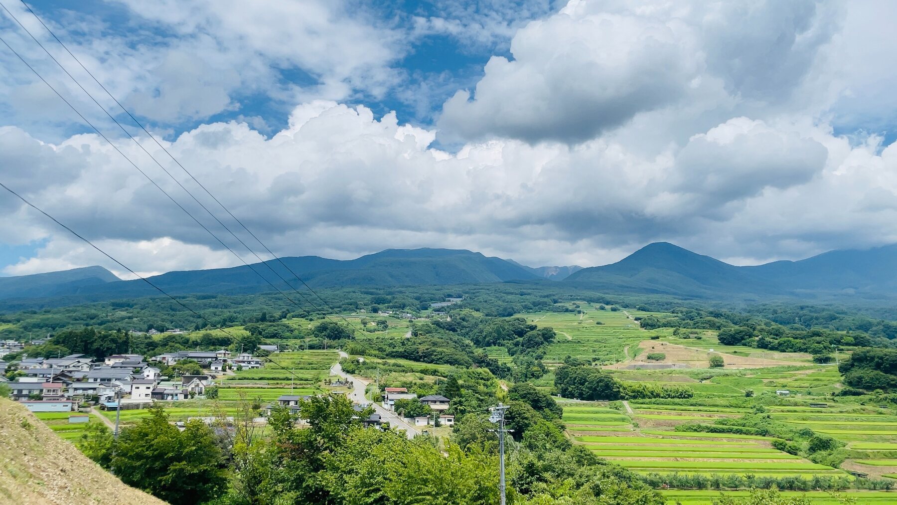 浅間山麓の山並みと田畑と集落